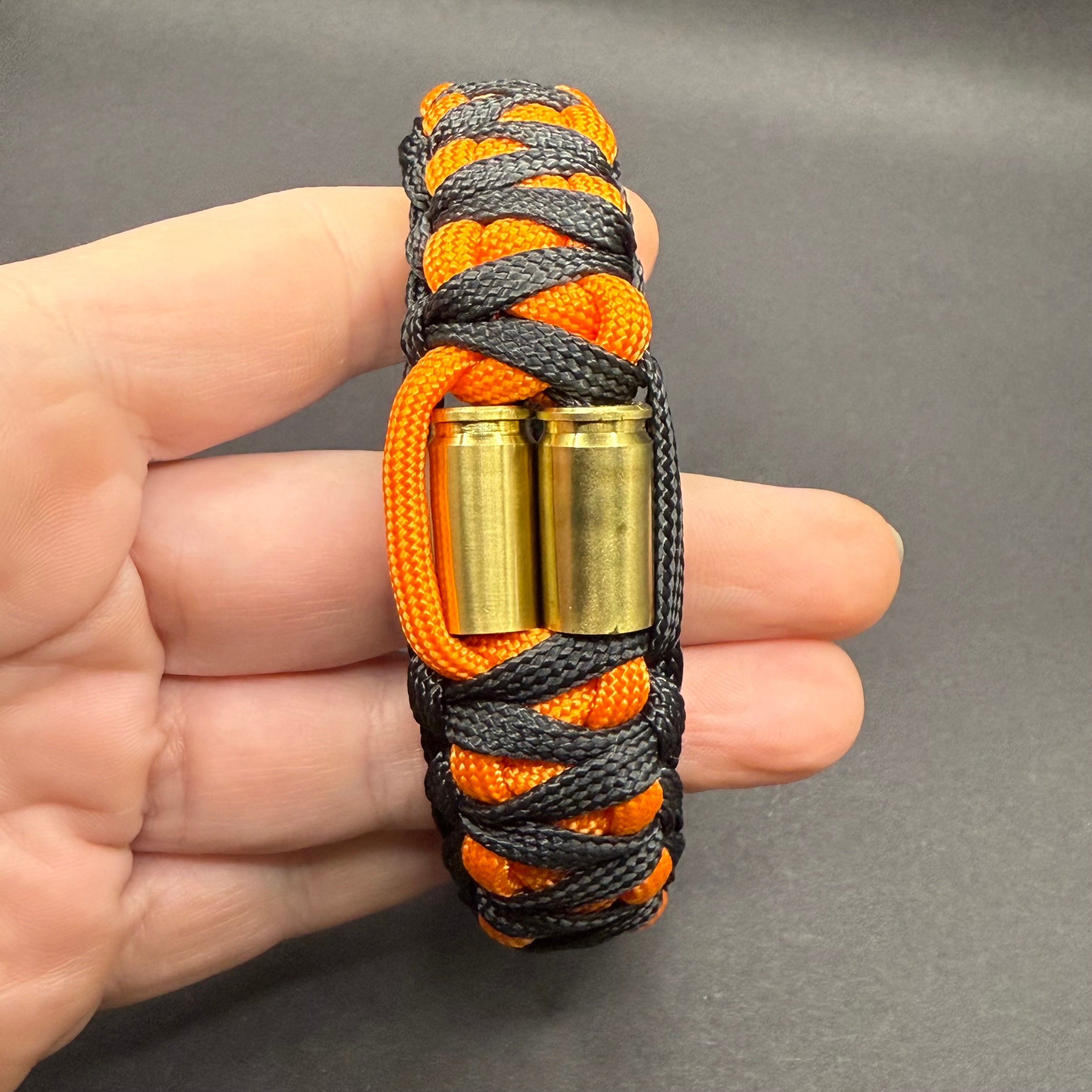 Armband mit zwei 9mm Hülsen