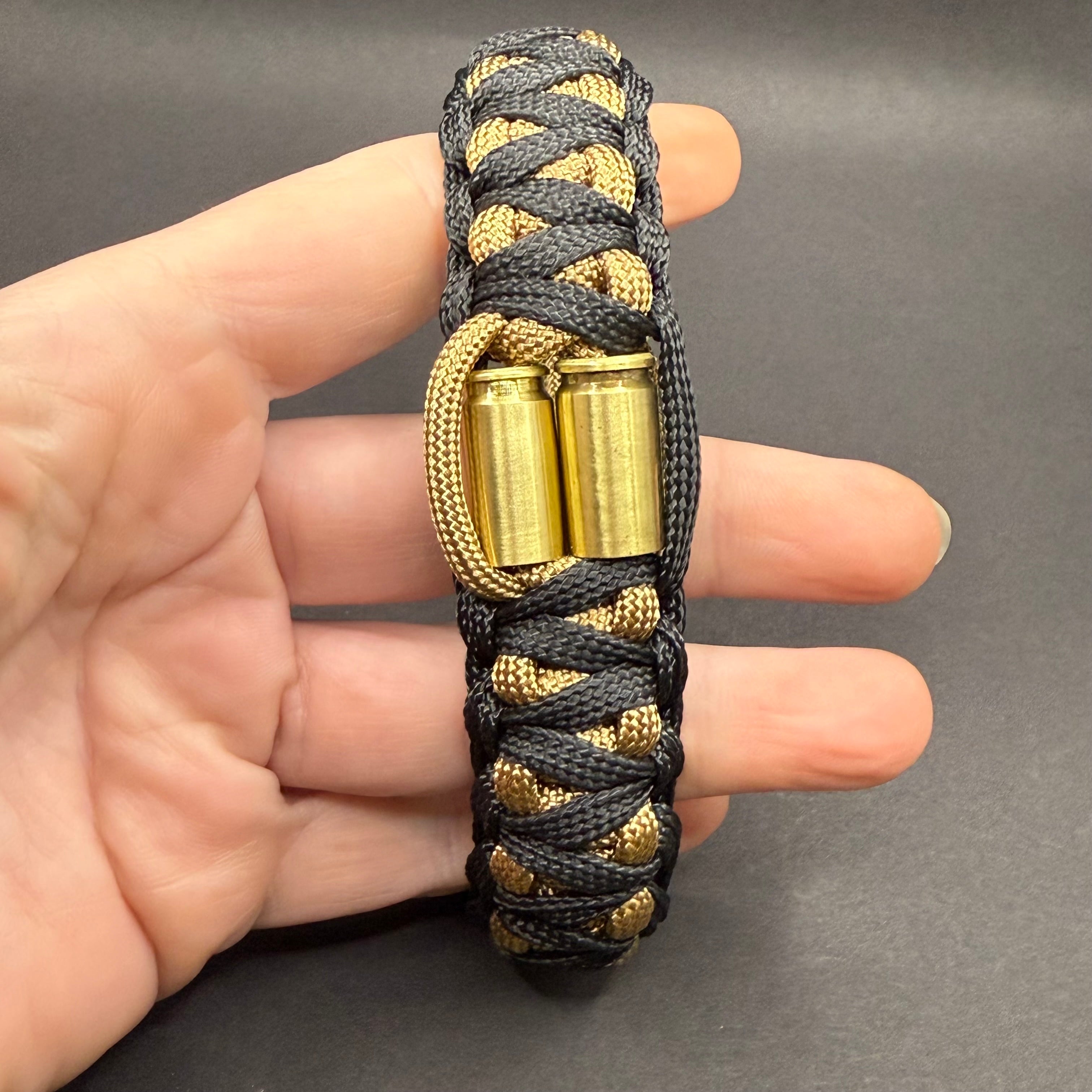 Armband mit zwei 9mm Hülsen