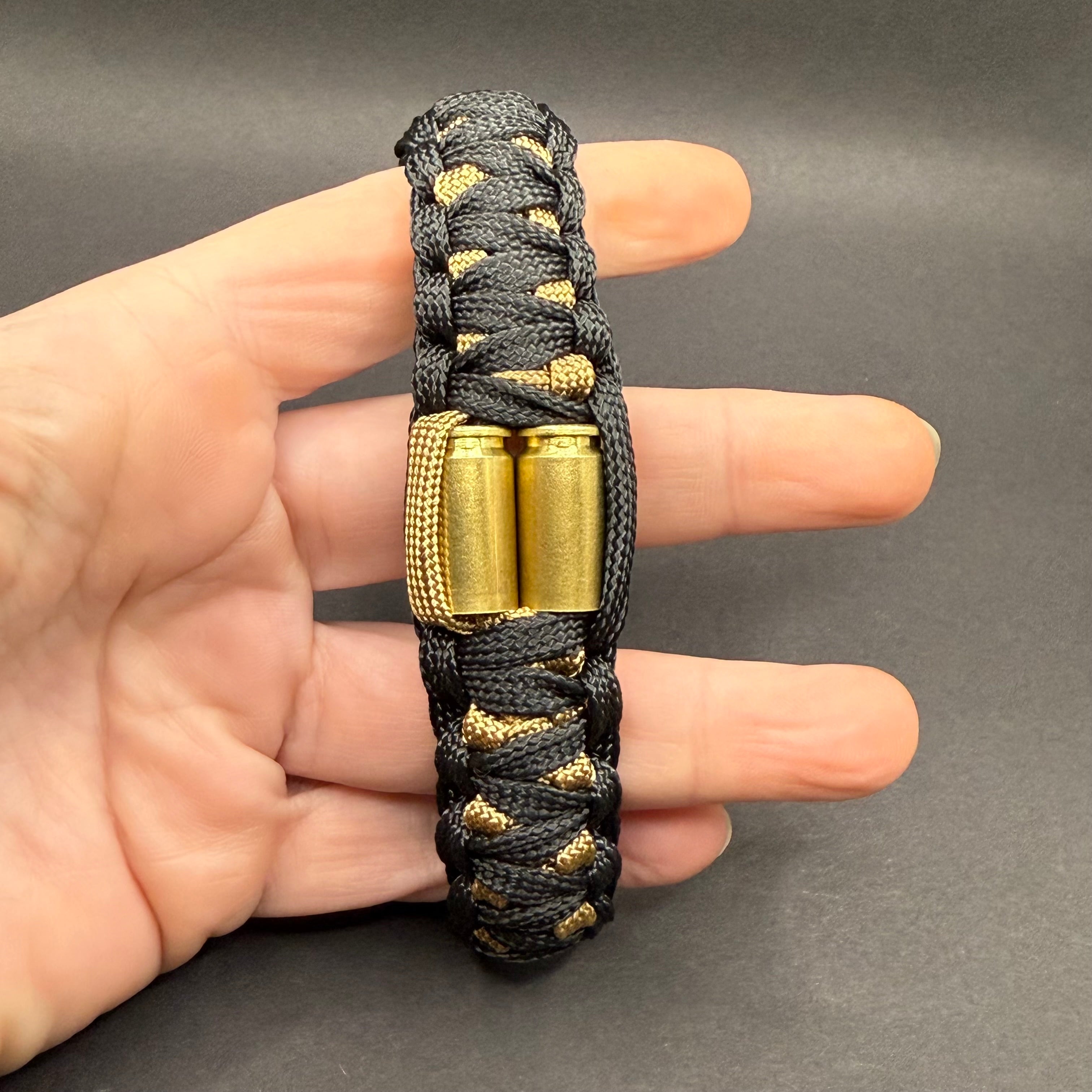 Armband mit zwei 9mm Patronen