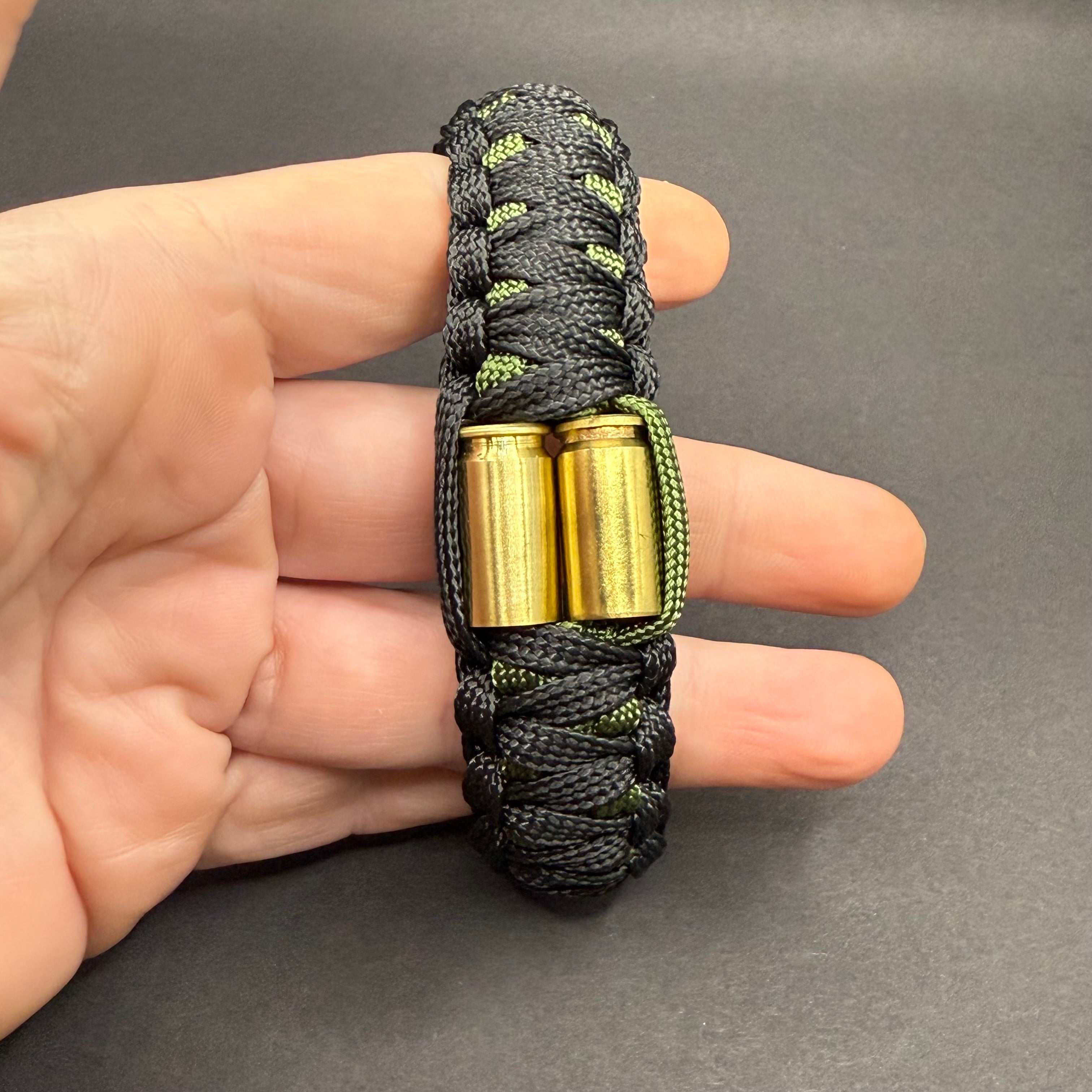 Armband mit zwei 9mm Patronen